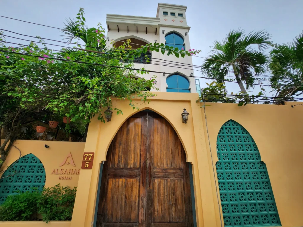 Cổng vòm gỗ phong cách Maroc của Alsahar Villa Hội An