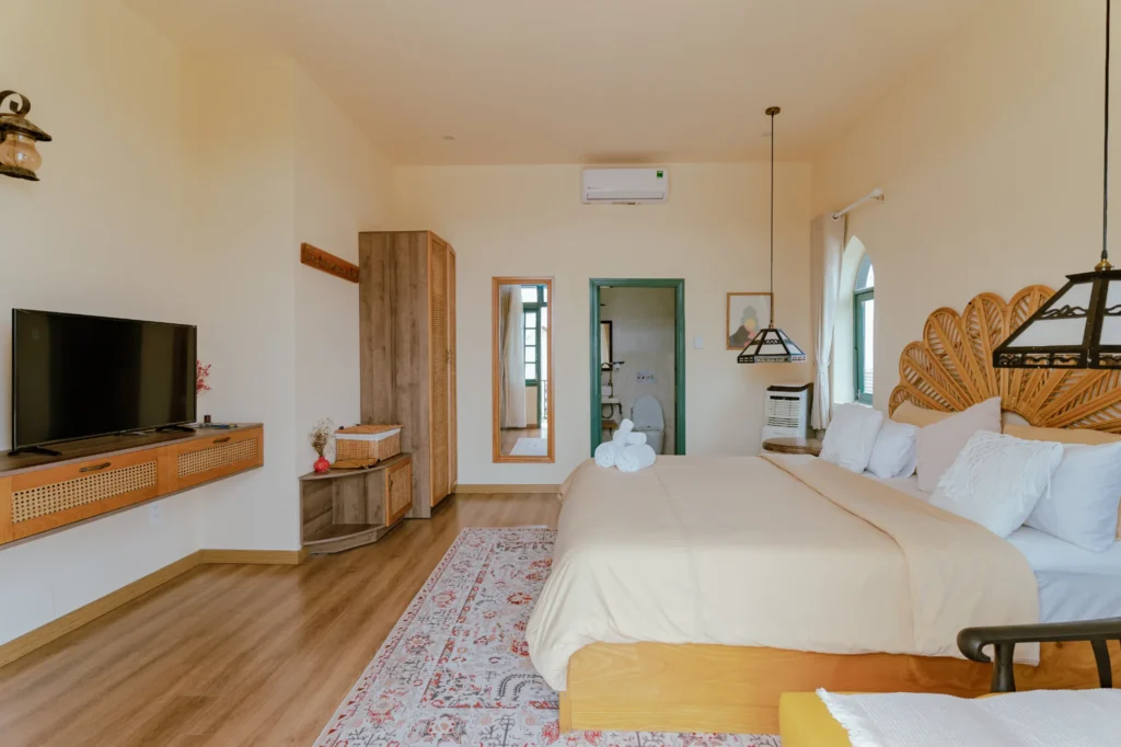 Giường đôi và góc TV trong Apartment Family, Alsahar Hội An